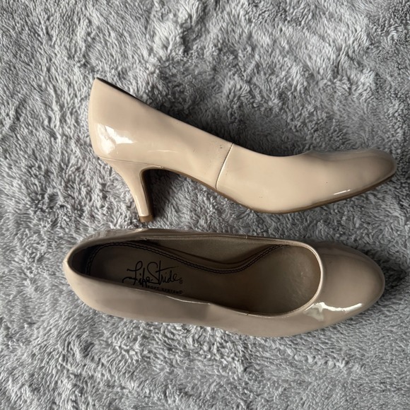 LifeStride Soft System Nude Beige Patent Round Toe Kitten Heel Pumps Womens - Picture 2 of 11